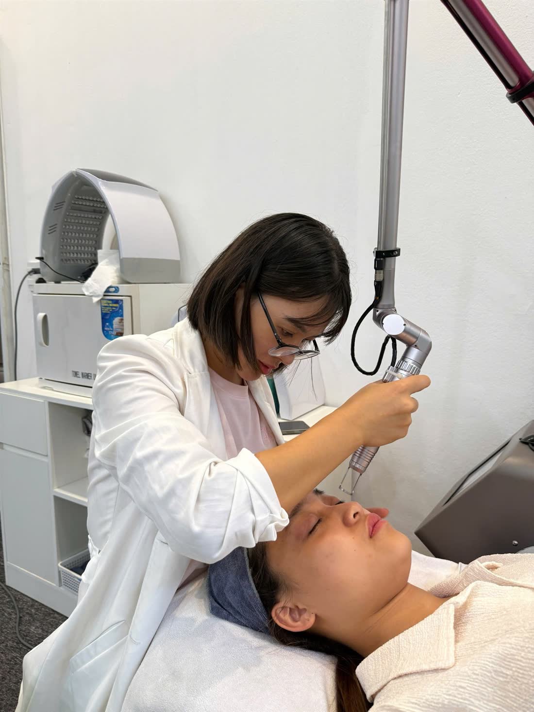 Thực hành trên ca thật tại Thẩm Mỹ Sen Ninh Bình — học viên được kèm tay trực tiếp