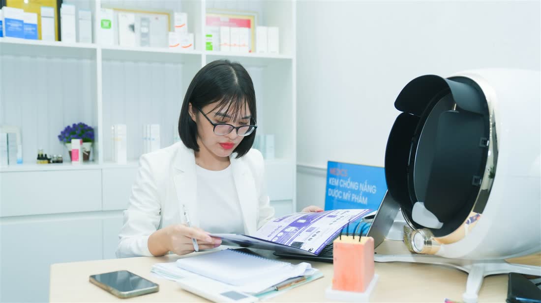 Chuyên gia Trần Thị Hưng — người sáng lập và trực tiếp hướng dẫn học viên tại Thẩm Mỹ Sen Ninh Bình