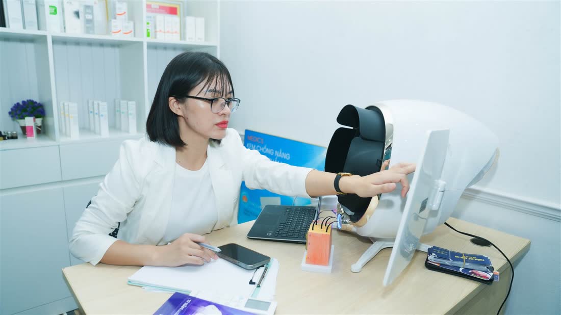 Chuyên gia Trần Thị Hưng soi da cho khách tại Thẩm Mỹ Sen Ninh Bình — học viên học đọc da trước khi chạm vào da
